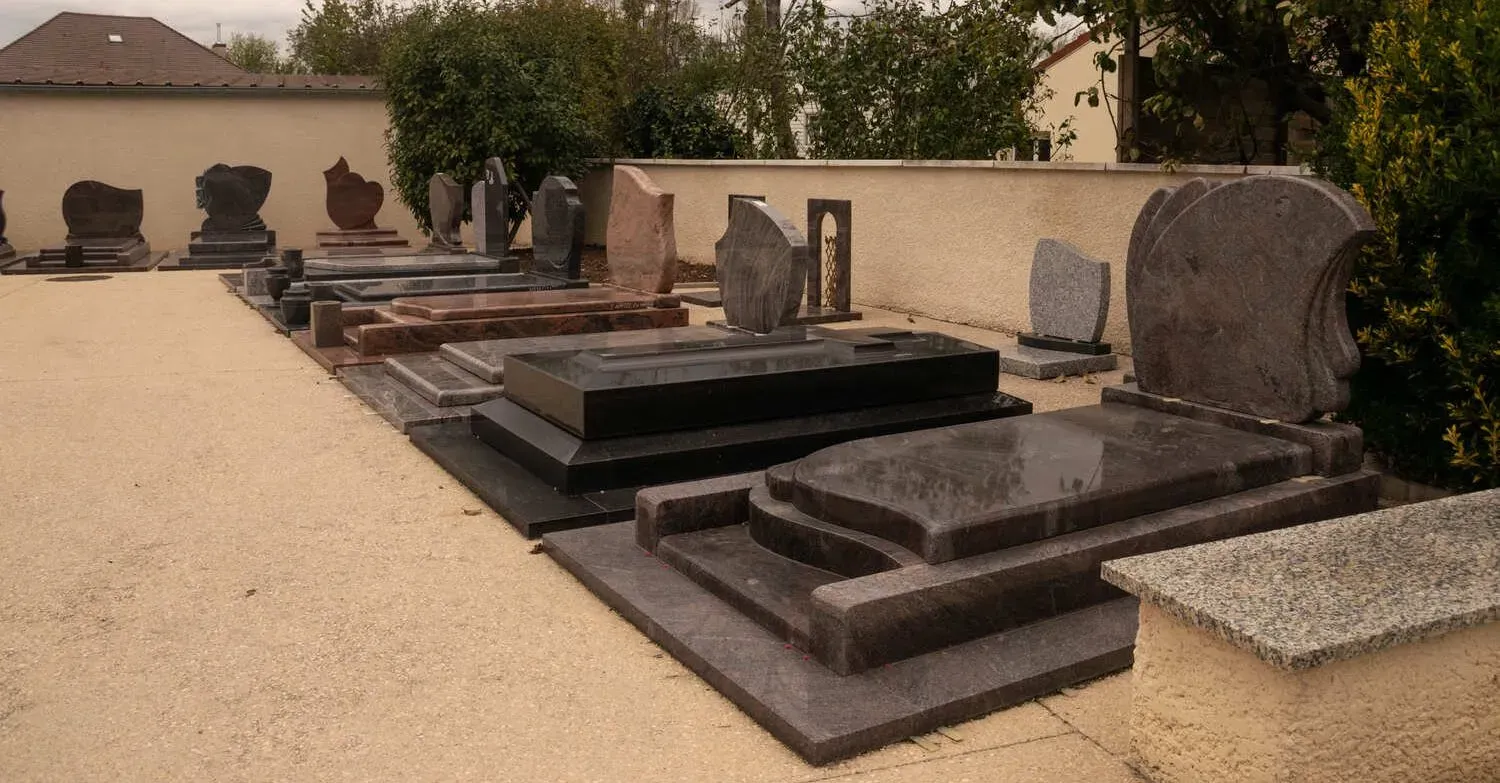 Exposition extérieure de monuments funéraires et stèles en granite.