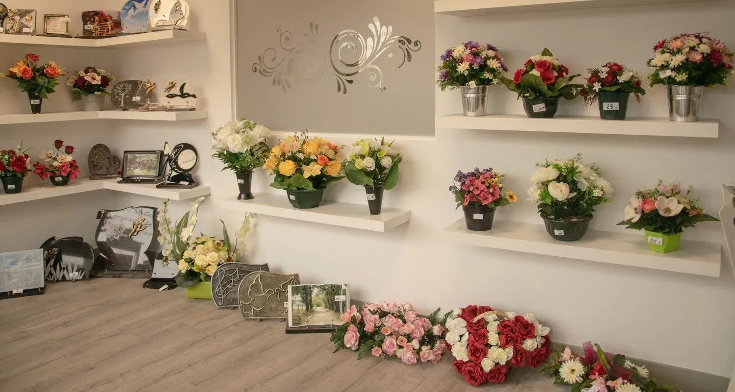 Articles funéraires, plaques souvenir et compositions florales en magasin.