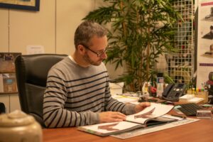 fleurs dans un vase dans un cimetiere