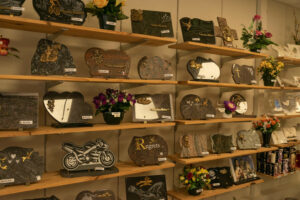 fleurs dans un vase dans un cimetiere