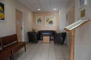 fleurs dans un vase dans un cimetiere